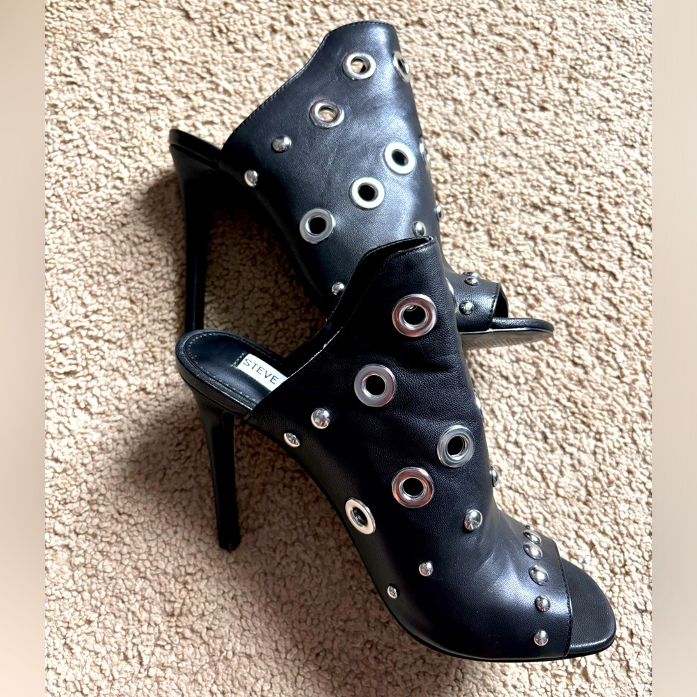 Steve Madden Black Leather Heel with Silver Rivets size 7.5 Real Fly Looking